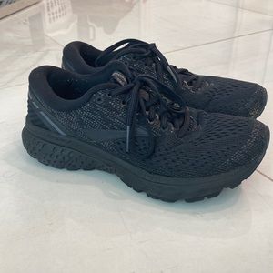 Brooks Ghost sneakers